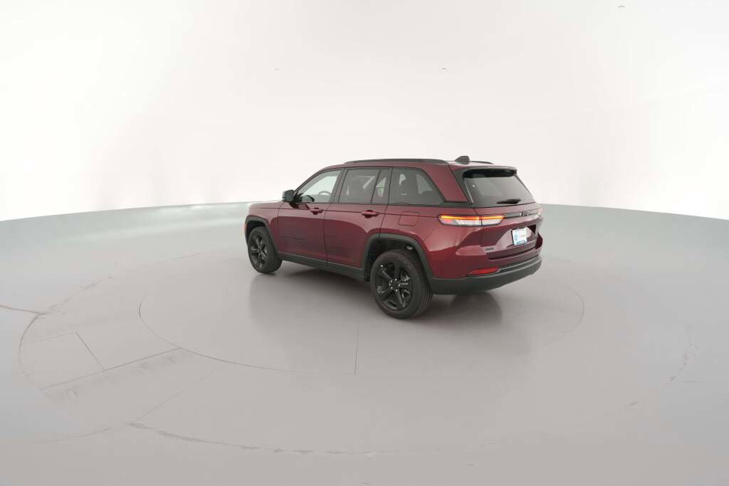 New 2025 Jeep Grand Cherokee Limited w/ Black Appearance Package image 8
