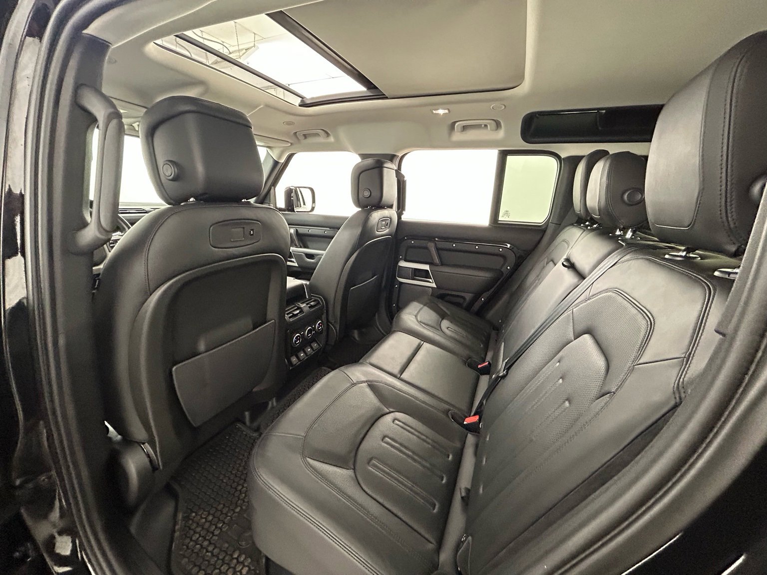 Used 2020 Land Rover Defender 110 HSE image 33