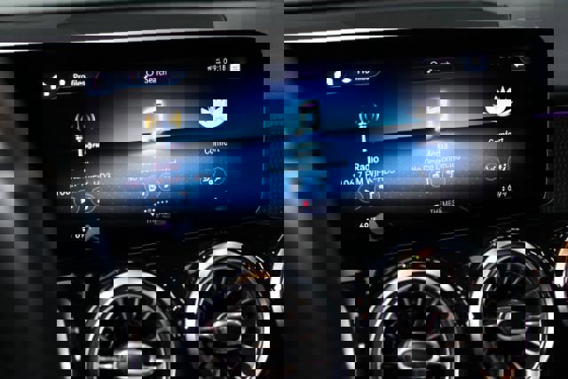 Used 2021 Mercedes-Benz GLB 250 4MATIC w/ Premium Package image 17