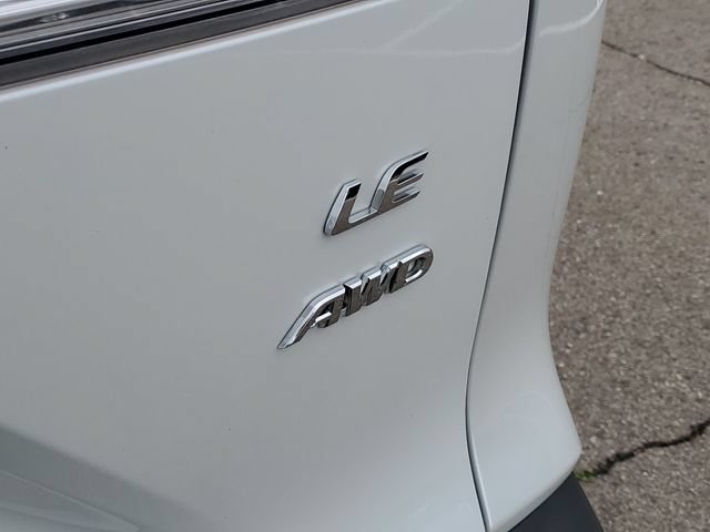Used 2022 Toyota Corolla Cross LE AWD/4WD image 38