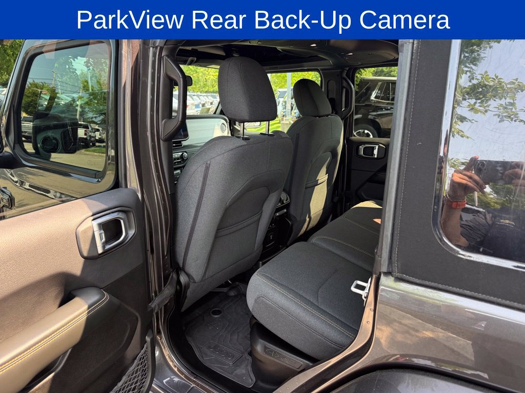 Used 2024 Jeep Wrangler Unlimited Sahara AWD/4WD image 11