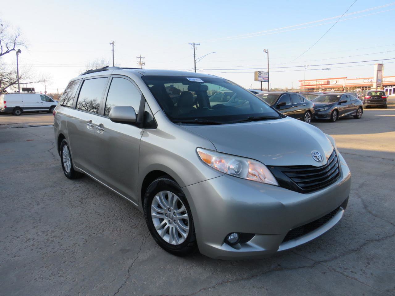 Used 2015 Toyota Sienna XLE w/ XLE Navigation Package FWD image 3