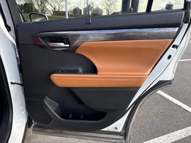 Used 2023 Toyota Highlander Platinum image 16