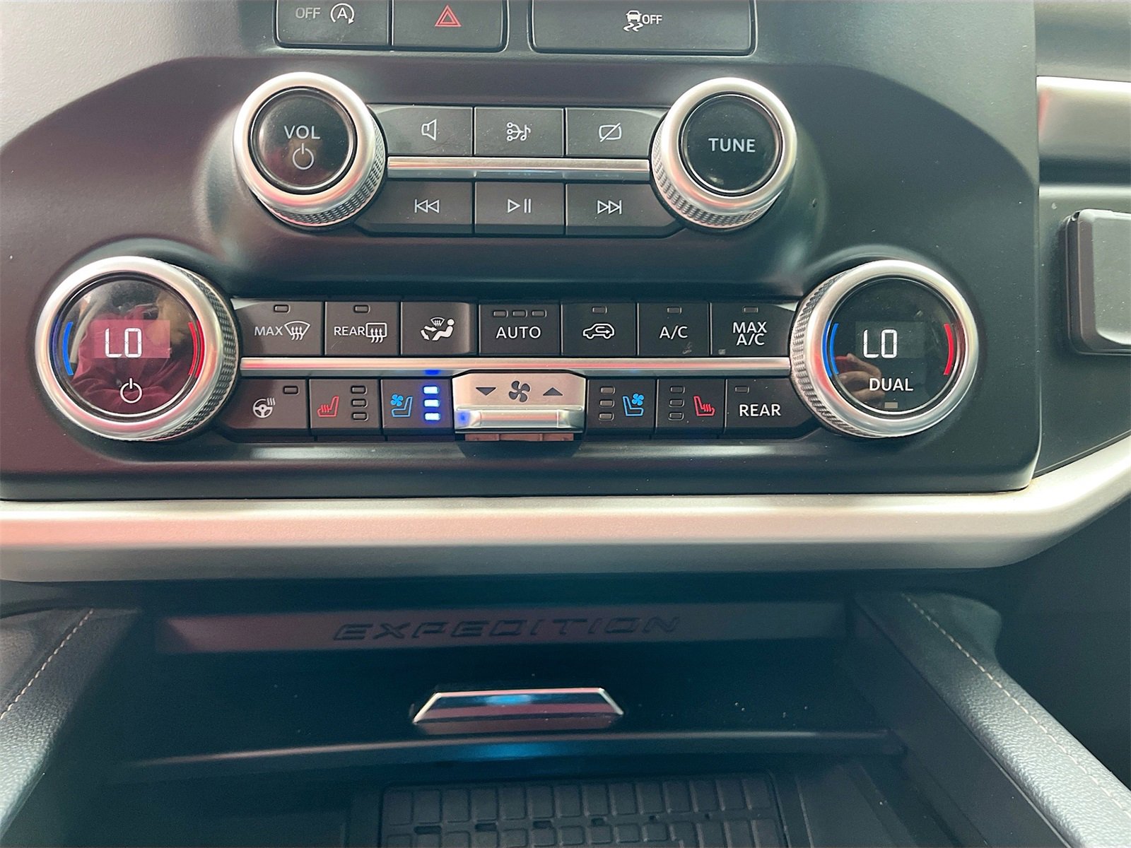 Used 2024 Ford Expedition XLT image 16