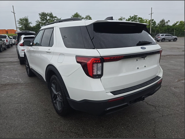 Used 2025 Ford Explorer ST-Line w/ Premium Package RWD image 3