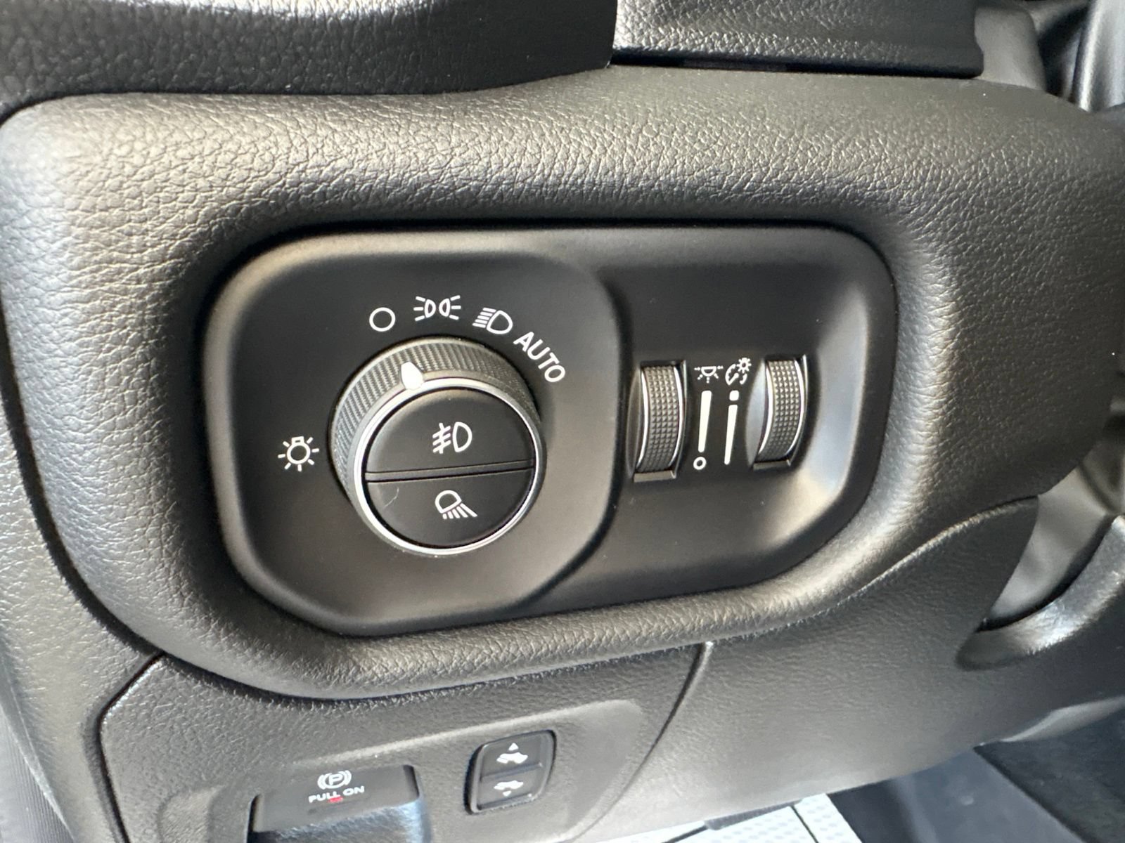 Used 2024 RAM 1500 Laramie AWD/4WD image 15