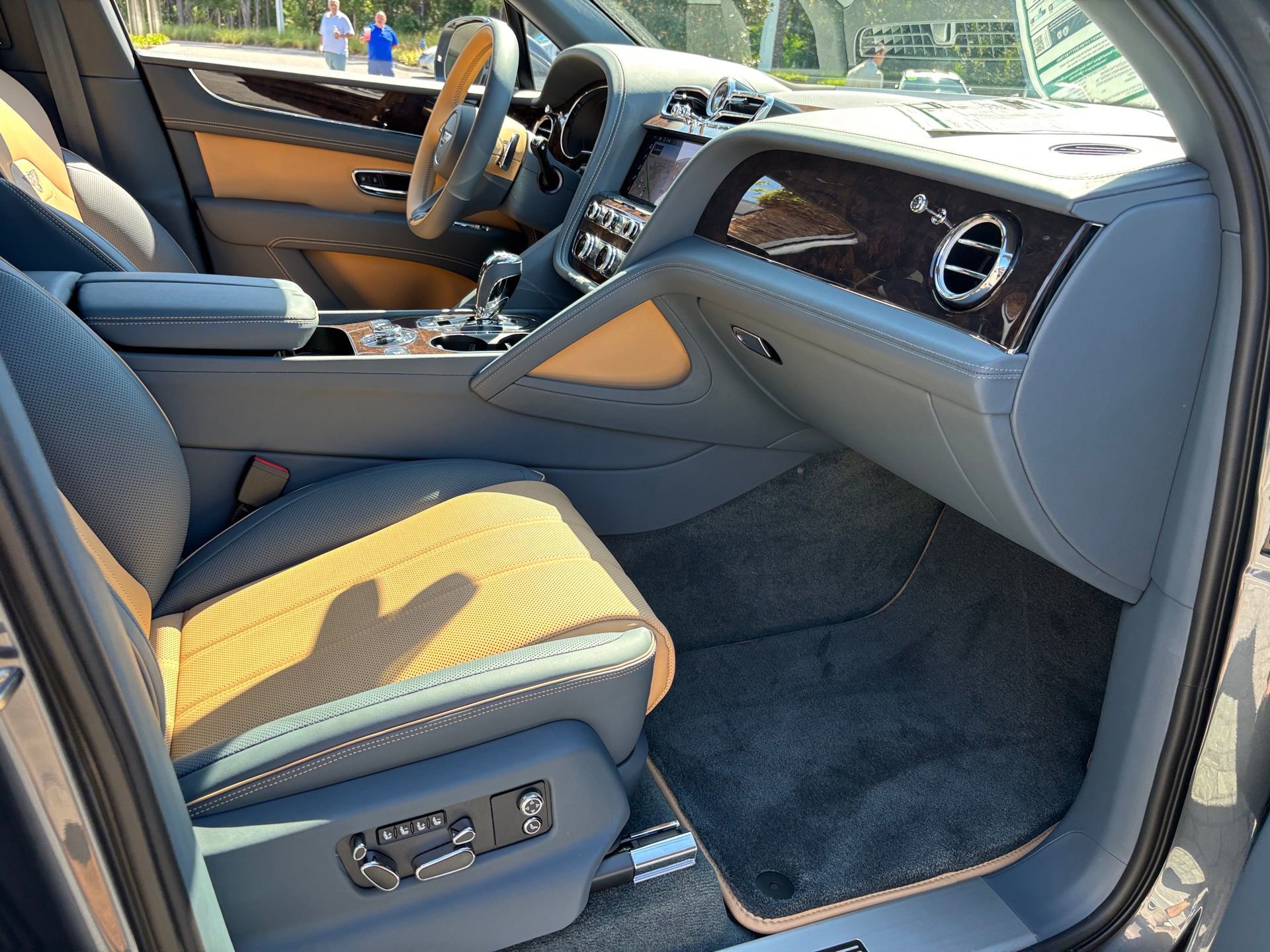 New 2025 Bentley Bentayga Extended Wheelbase image 31