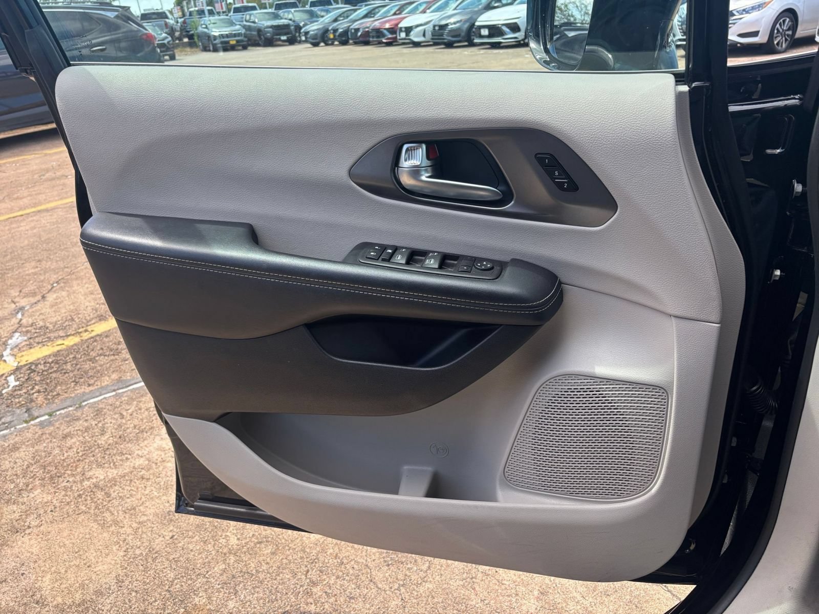 Used 2024 Chrysler Pacifica Touring-L FWD image 18