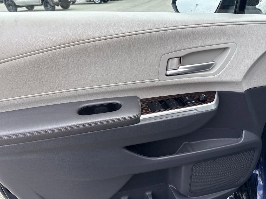 Used 2023 Toyota Sienna XLE FWD image 15