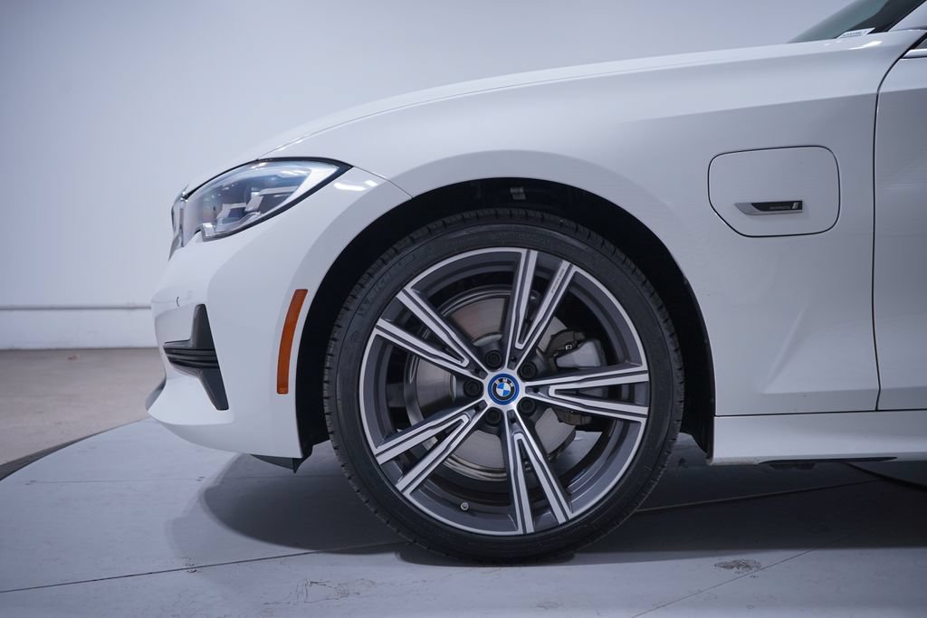 Used 2022 BMW 330e w/ Driving Assistance Package RWD image 2