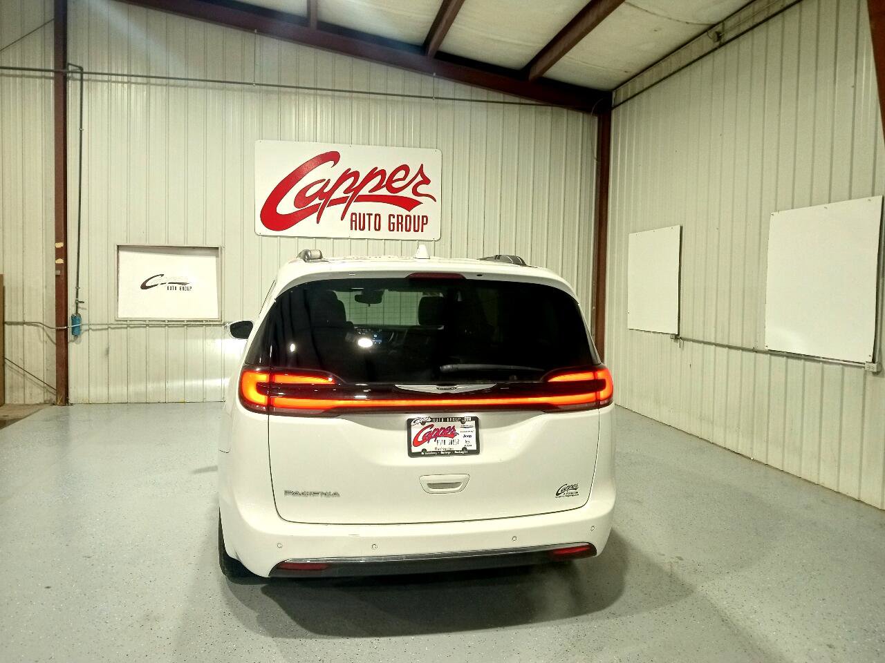 Used 2022 Chrysler Pacifica Touring-L image 4
