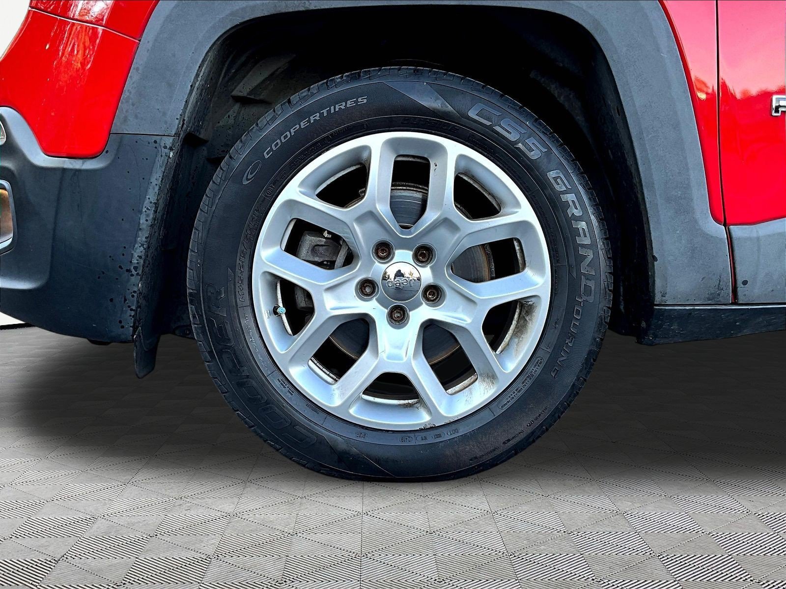 Used 2015 Jeep Renegade Latitude FWD image 33
