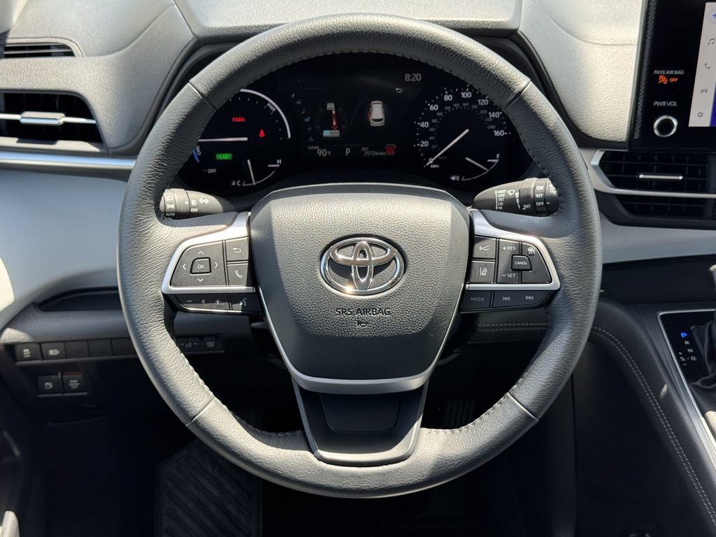 Used 2025 Toyota Sienna XLE FWD image 11