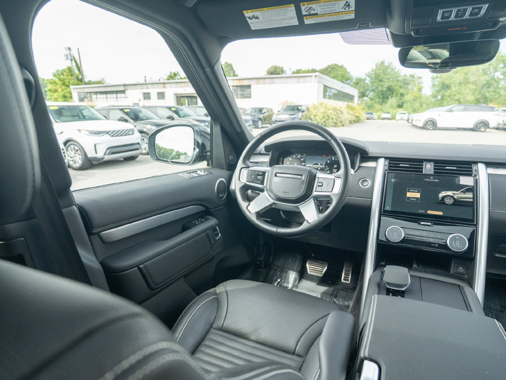 Used 2024 Land Rover Discovery Dynamic SE AWD/4WD image 20