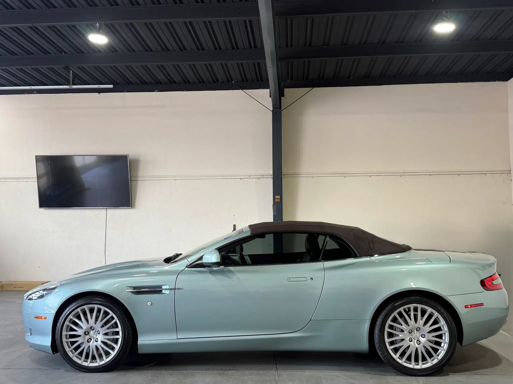Used 2010 Aston Martin DB9 Volante RWD image 9