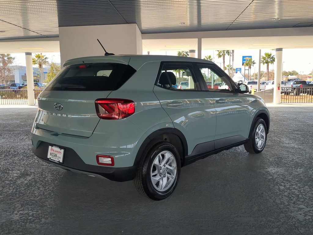 Used 2025 Hyundai Venue SE image 4