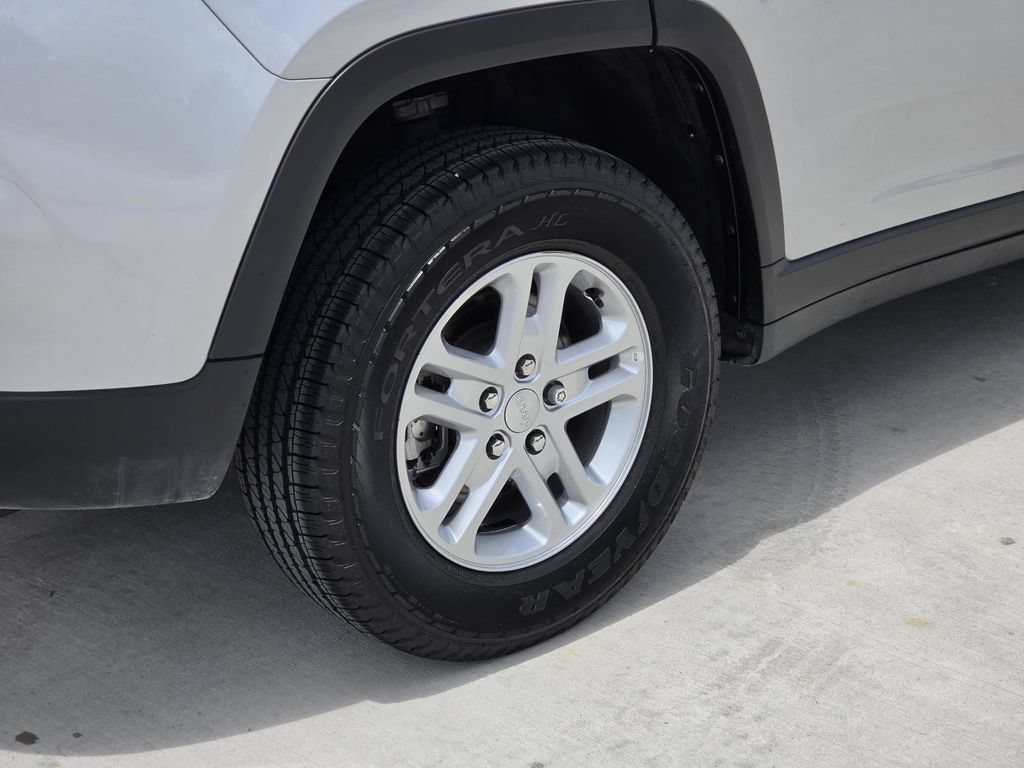 Used 2025 Jeep Grand Cherokee Laredo RWD image 33