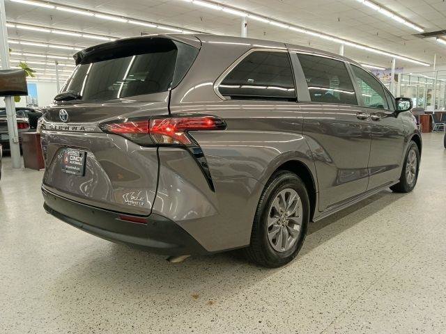 Used 2022 Toyota Sienna XLE FWD image 5