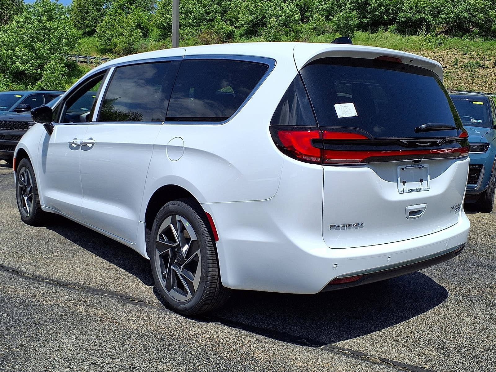 New 2027 Chrysler Pacifica Limited AWD/4WD image 3