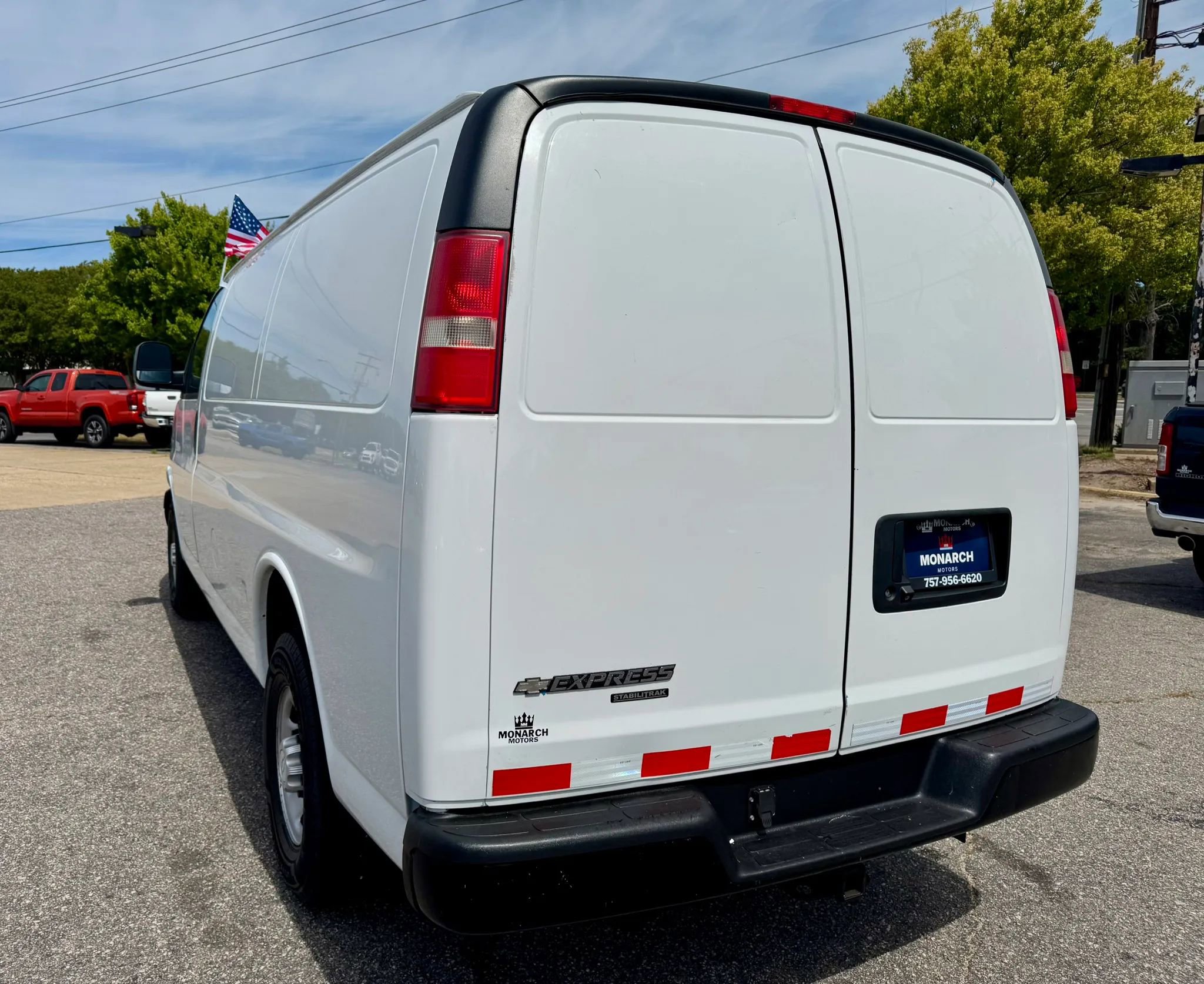 Used 2015 Chevrolet Express 2500 RWD image 3