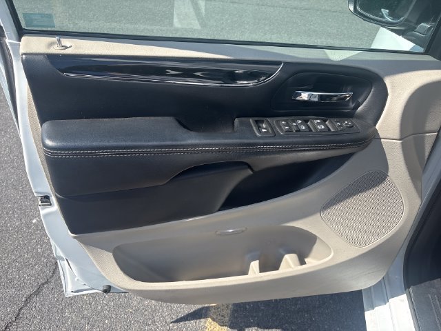 Used 2016 Chrysler Town & Country Limited FWD image 16