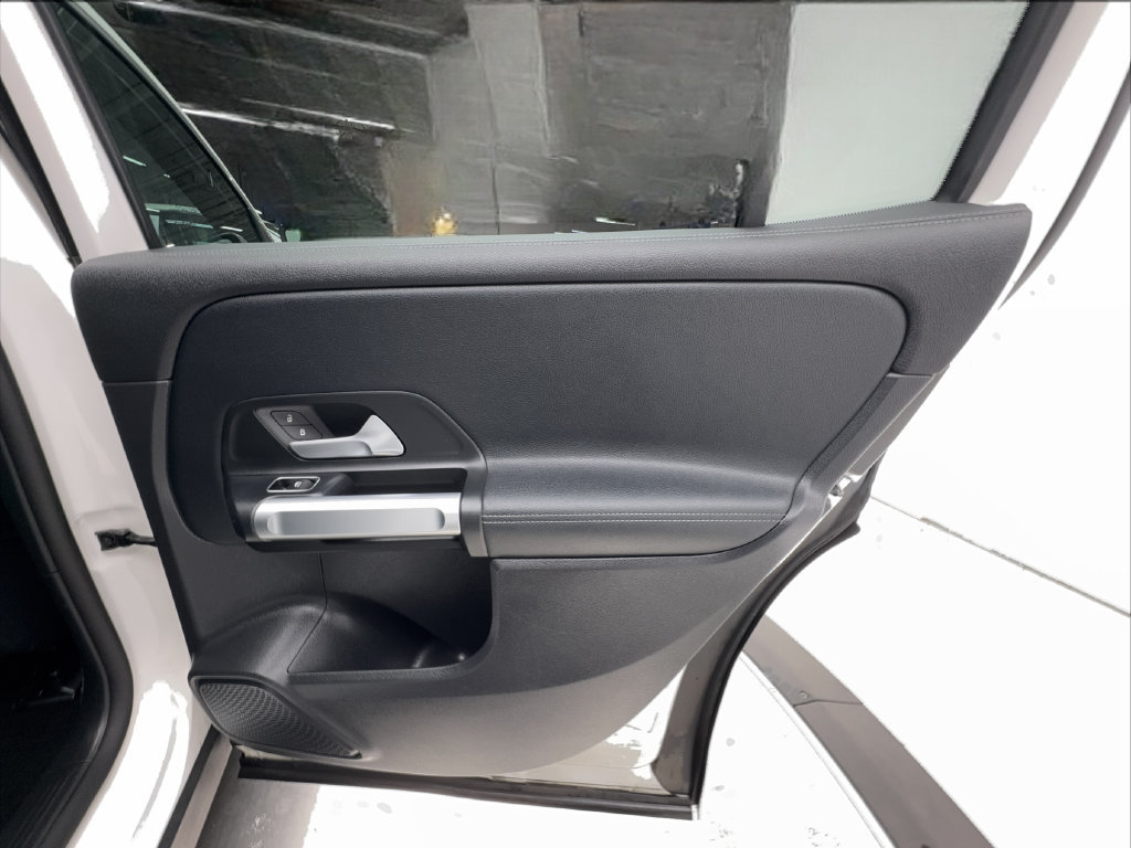Used 2022 Mercedes-Benz EQB 300 4MATIC image 32