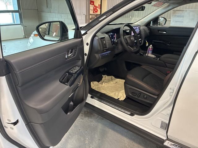 New 2026 Nissan Pathfinder Platinum image 9