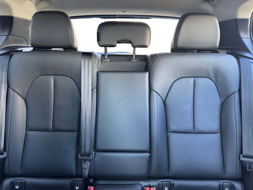 Certified 2025 Volvo XC40 B5 Plus AWD/4WD image 25