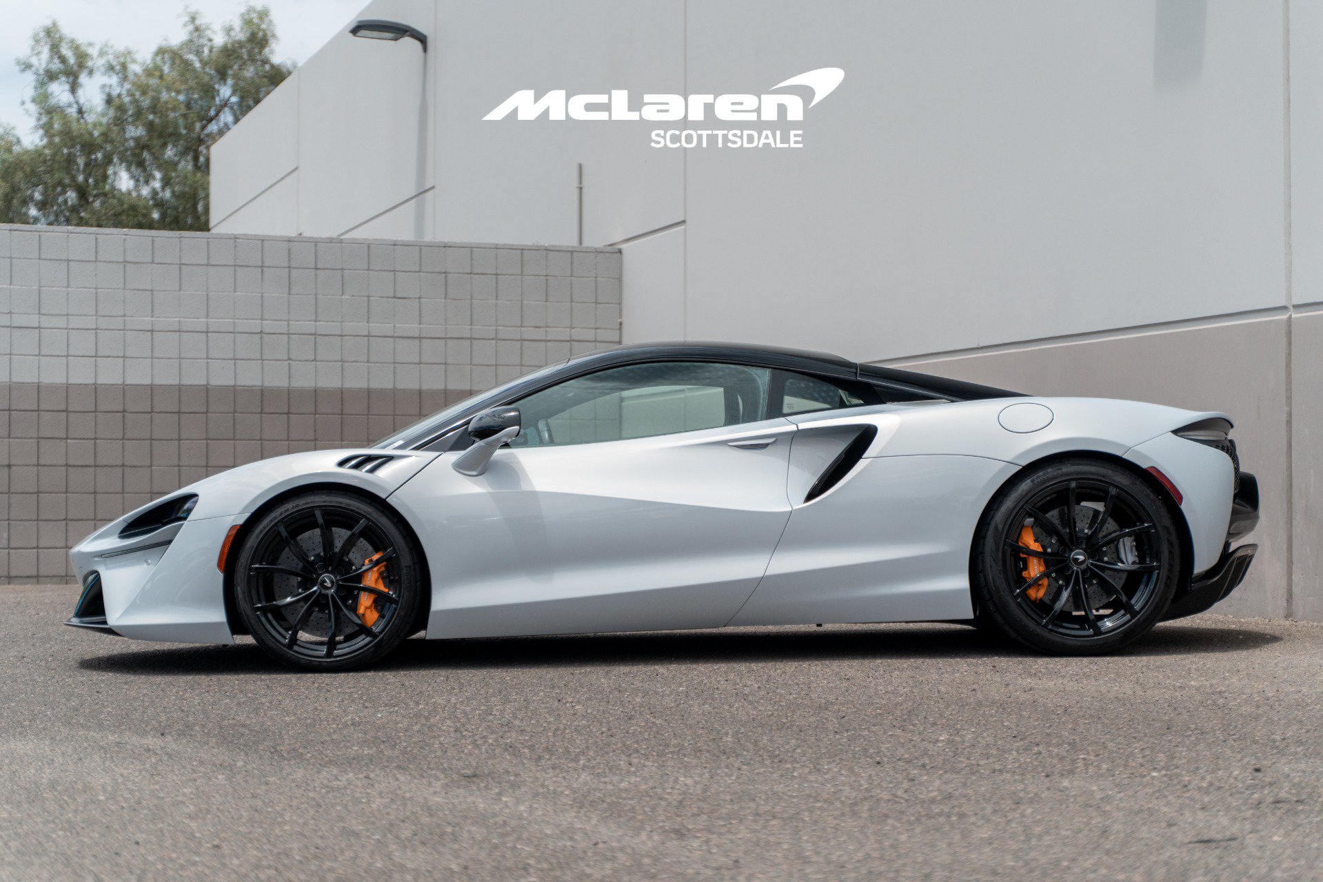 Used 2023 McLaren Artura RWD image 4