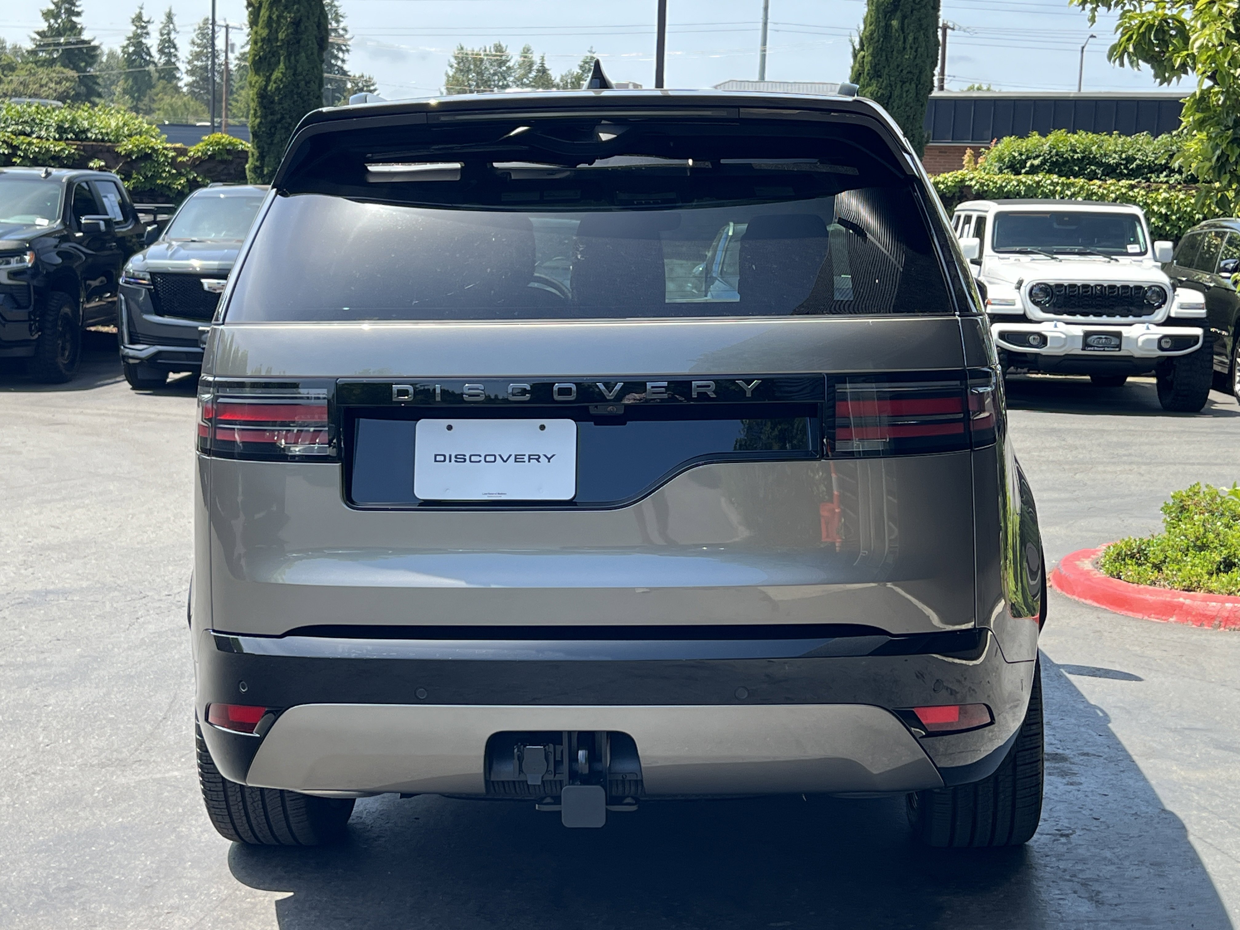 New 2024 Land Rover Discovery Dynamic SE image 7