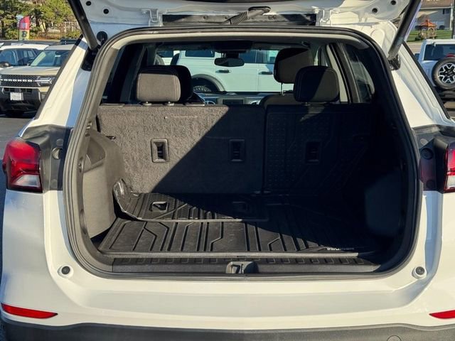 Used 2022 Chevrolet Equinox LT w/ Driver Convenience Package image 4