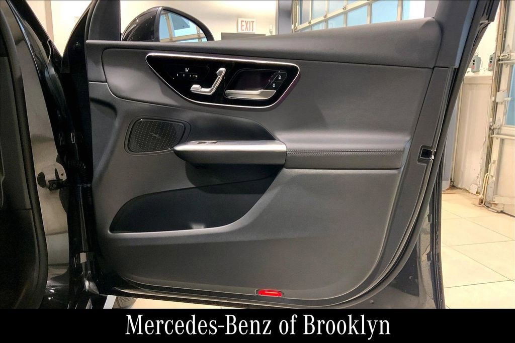 Used 2025 Mercedes-Benz GLC 300 4MATIC image 23