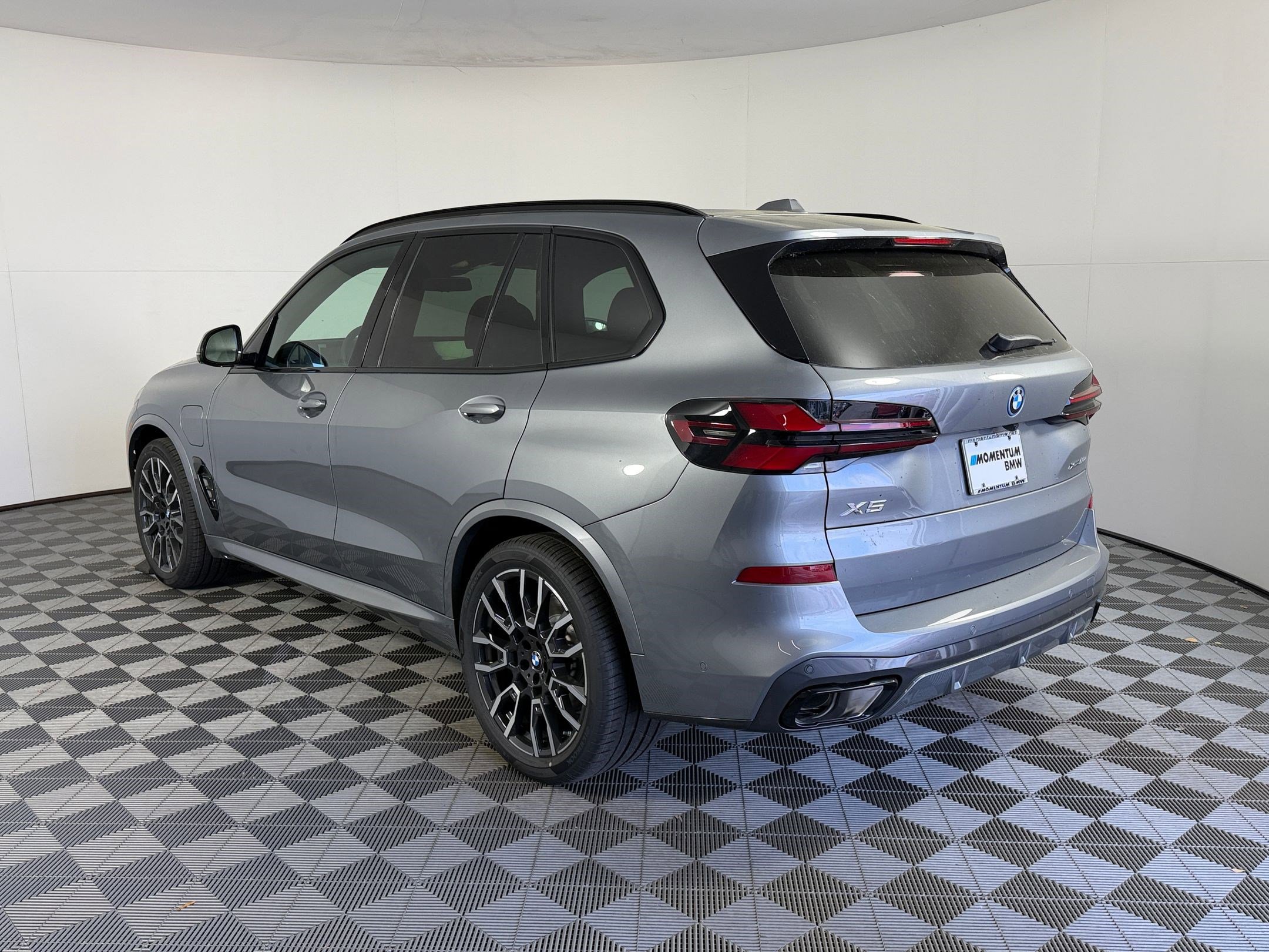 New 2026 BMW X5 xDrive50e w/ Executive Package image 3