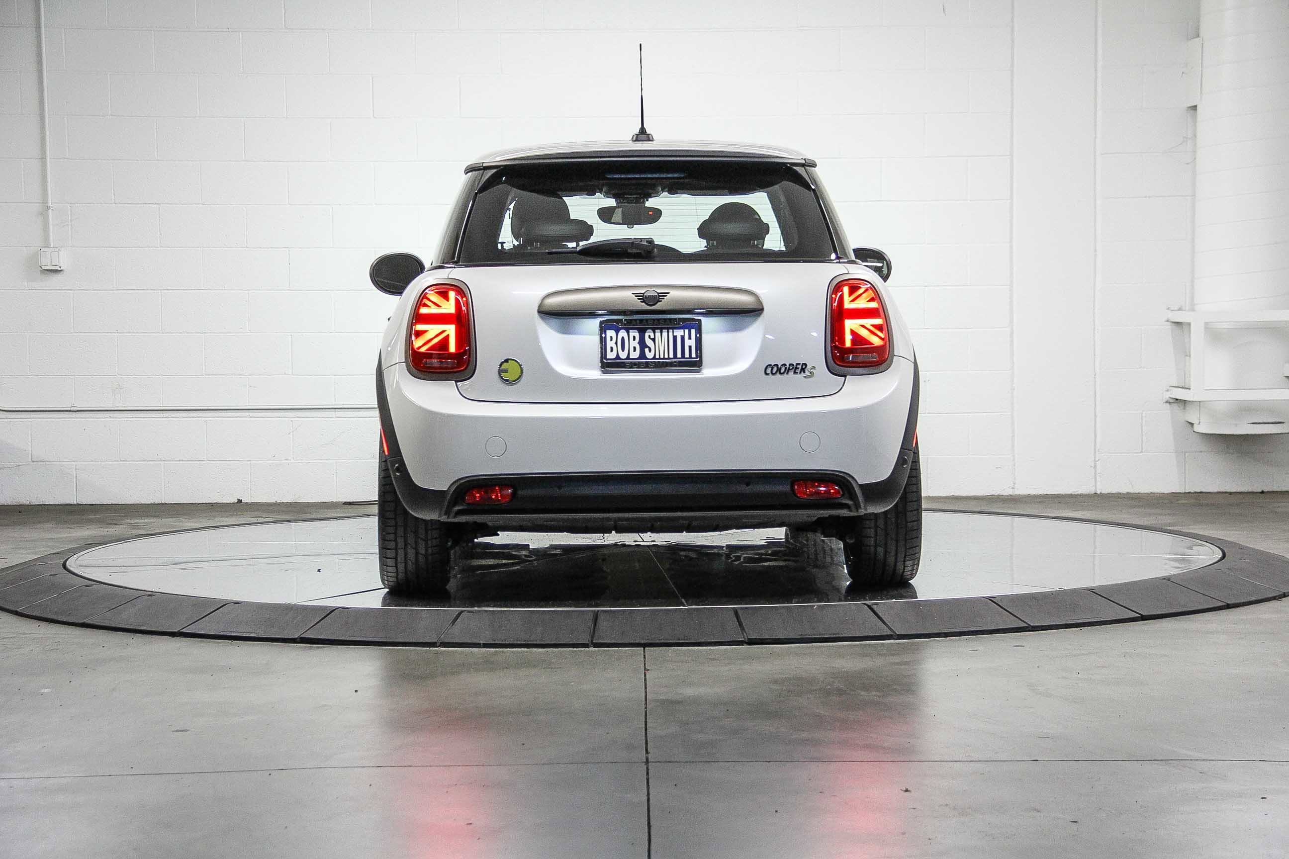 Certified 2024 MINI Cooper SE w/ MINI Resolute Edition image 5