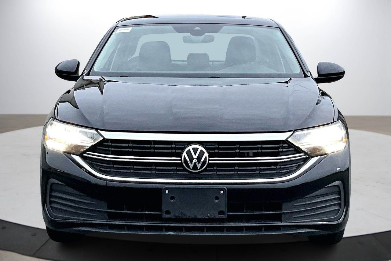 Used 2024 Volkswagen Jetta SE image 3