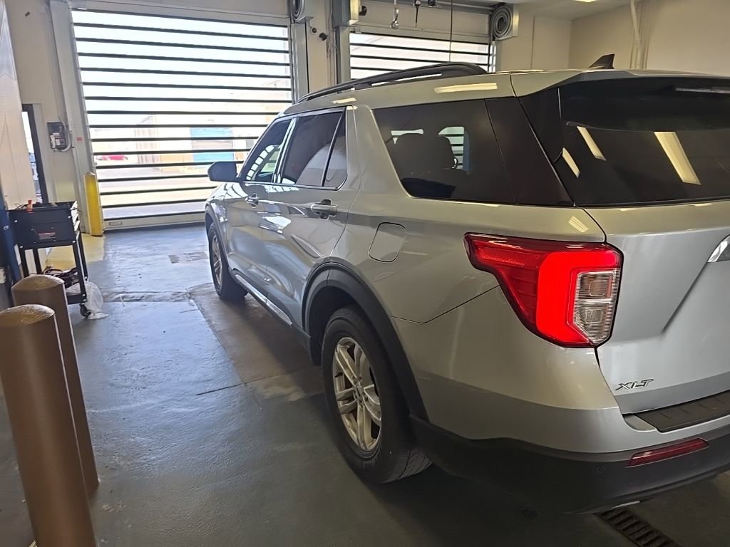 Certified 2022 Ford Explorer XLT image 3