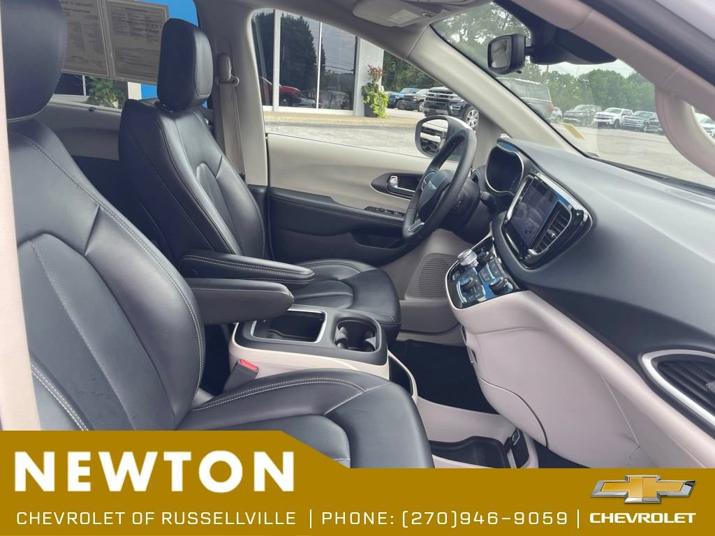 Used 2023 Chrysler Pacifica Touring-L FWD image 21