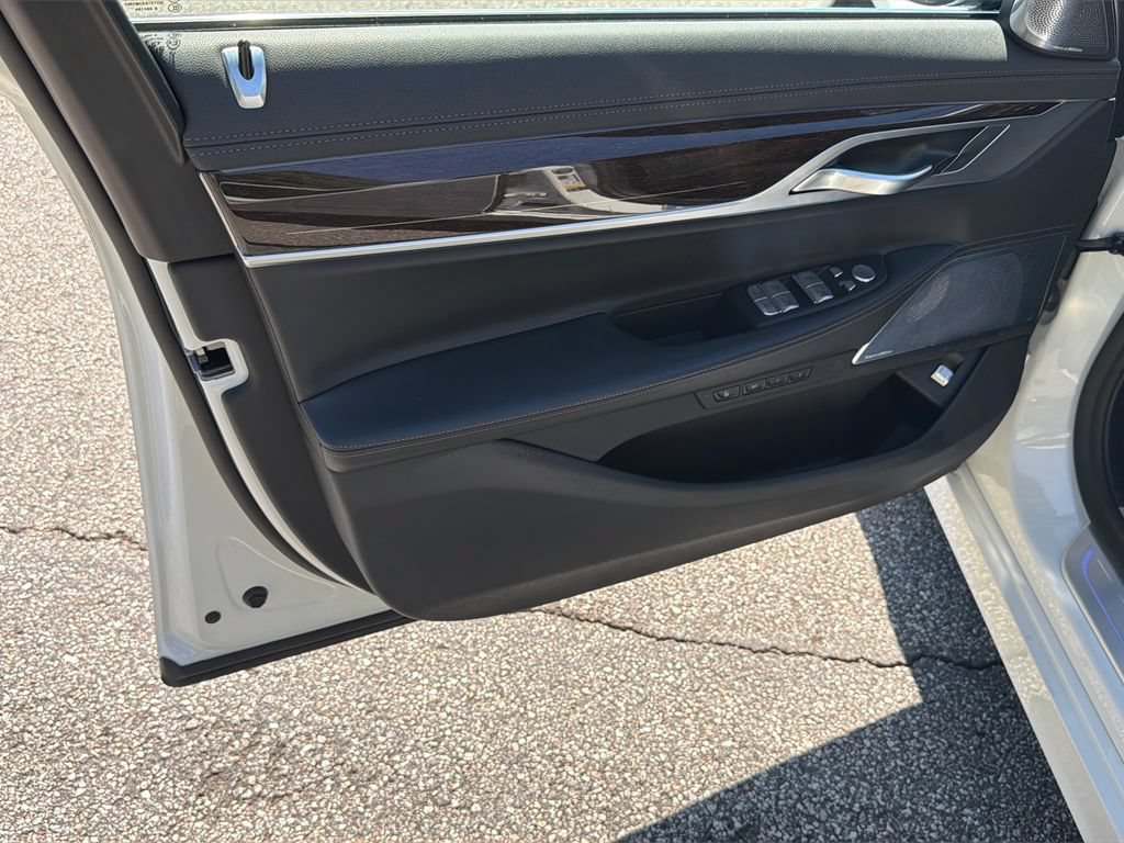 Used 2022 BMW 750i xDrive AWD/4WD image 10