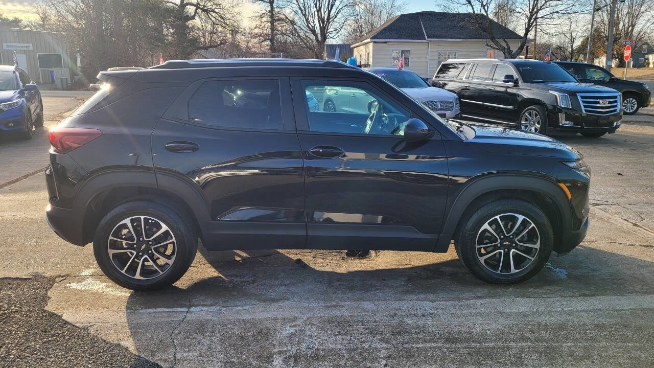 Used 2025 Chevrolet TrailBlazer LT w/ Driver Confidence Package image 4