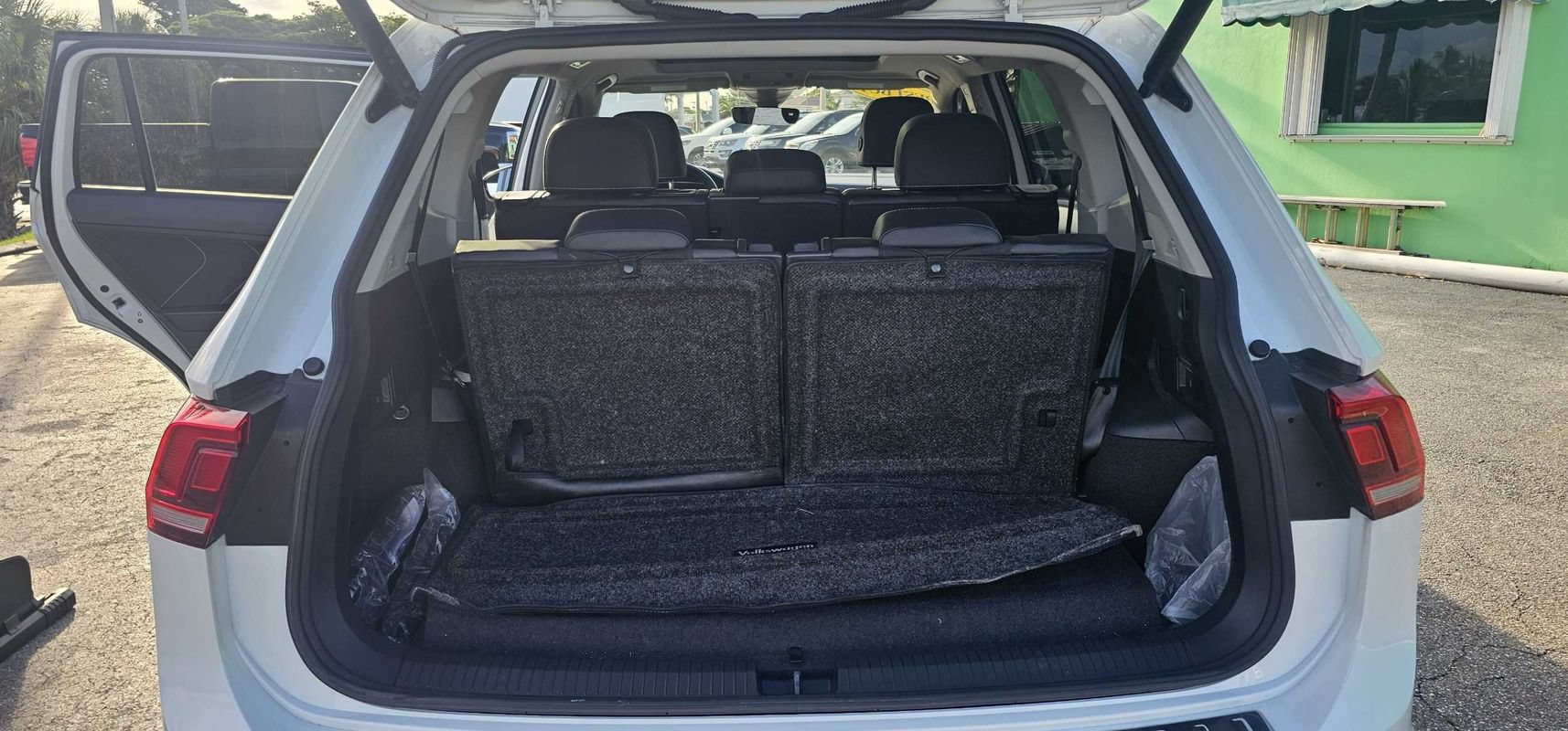 Used 2024 Volkswagen Tiguan SE w/ Panoramic Sunroof Package FWD image 24