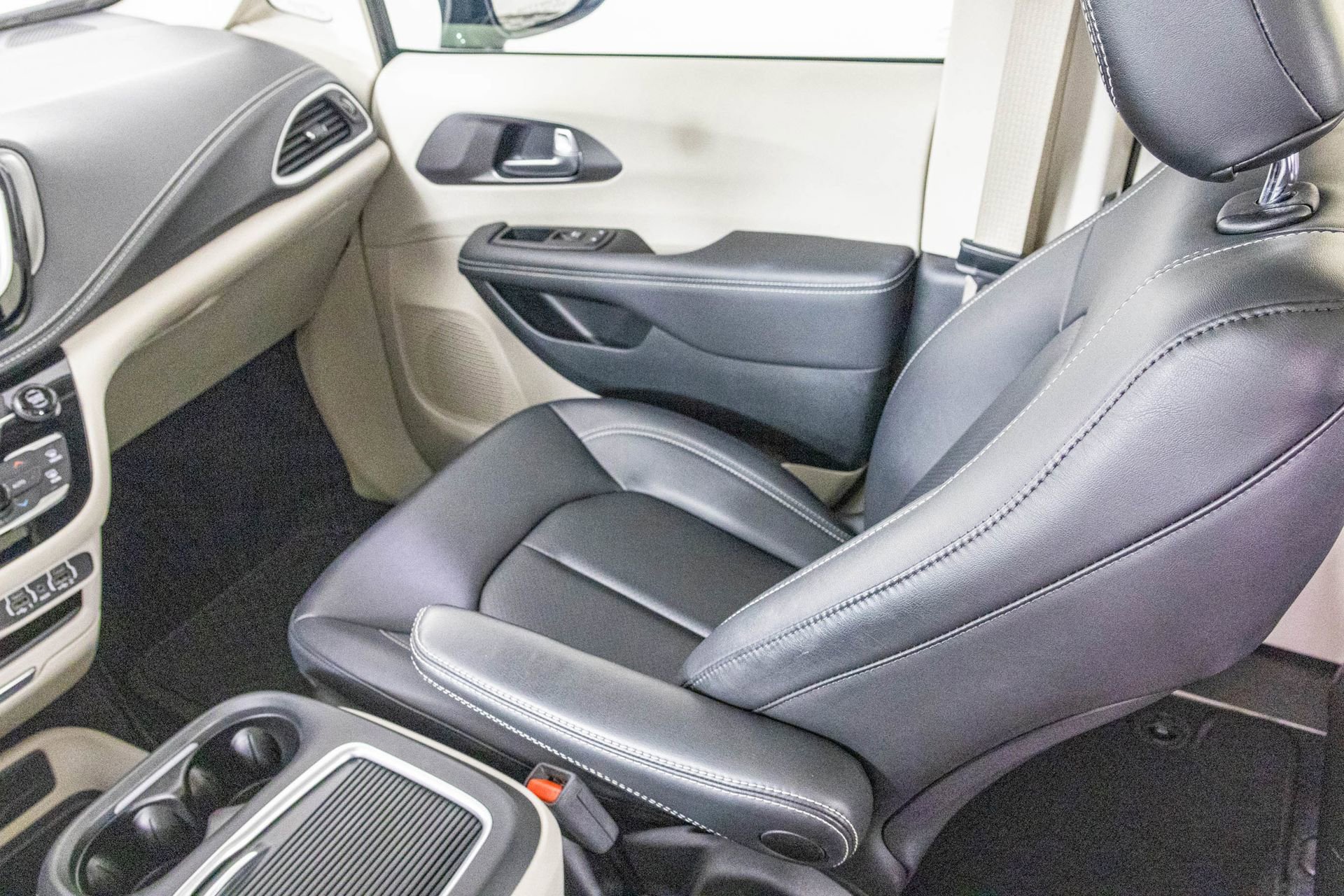 Used 2024 Chrysler Pacifica Touring-L image 36