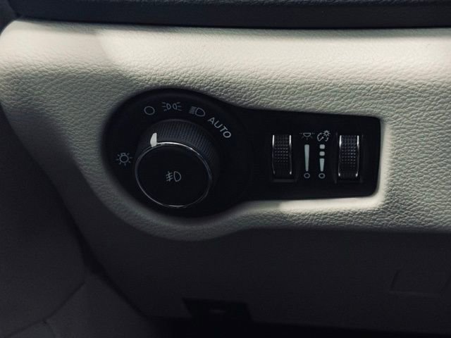 Used 2024 Chrysler Pacifica Touring-L image 37