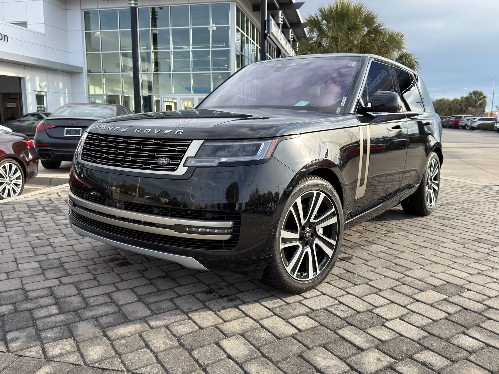 Used 2023 Land Rover Range Rover SE image 1