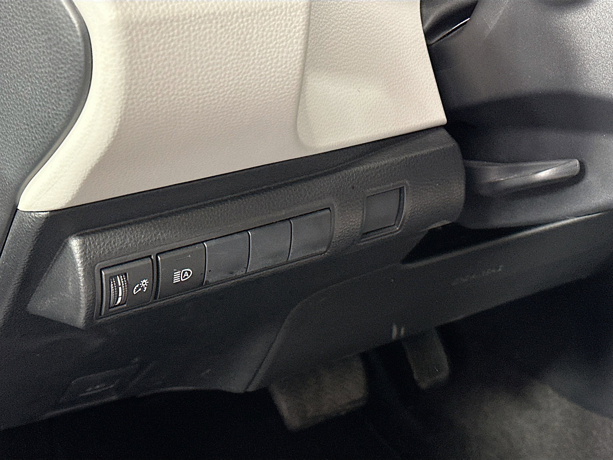 Used 2020 Toyota Corolla LE image 16