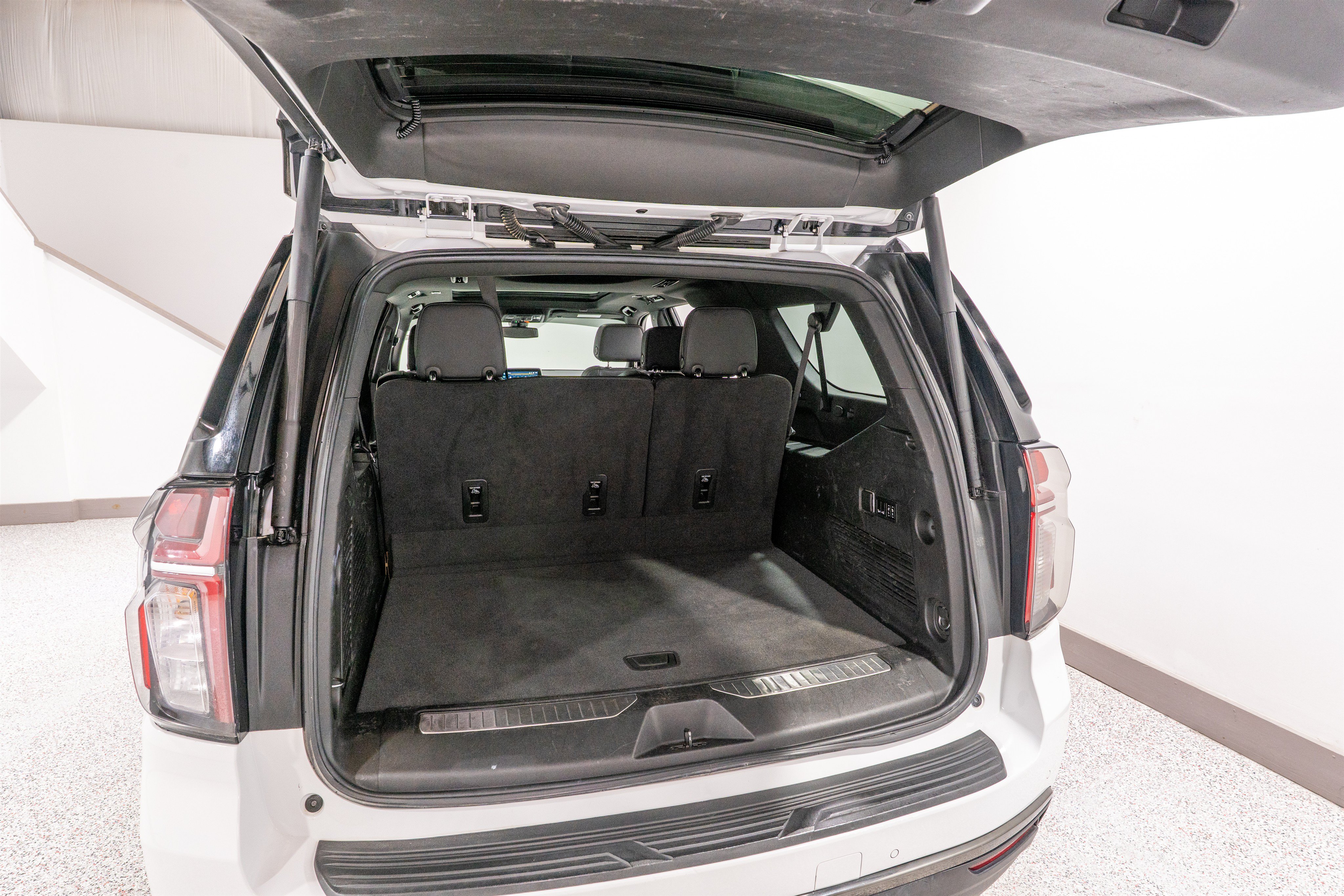 Used 2022 Chevrolet Suburban RST w/ Luxury Package AWD/4WD image 33