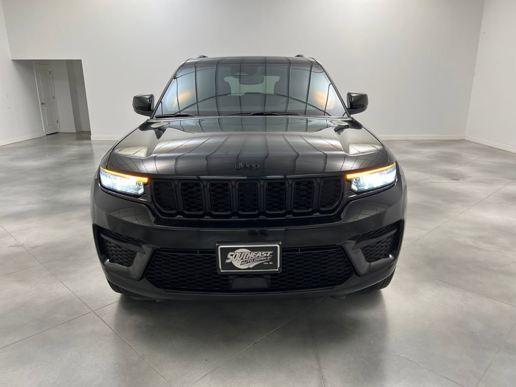 Used 2024 Jeep Grand Cherokee Altitude image 2