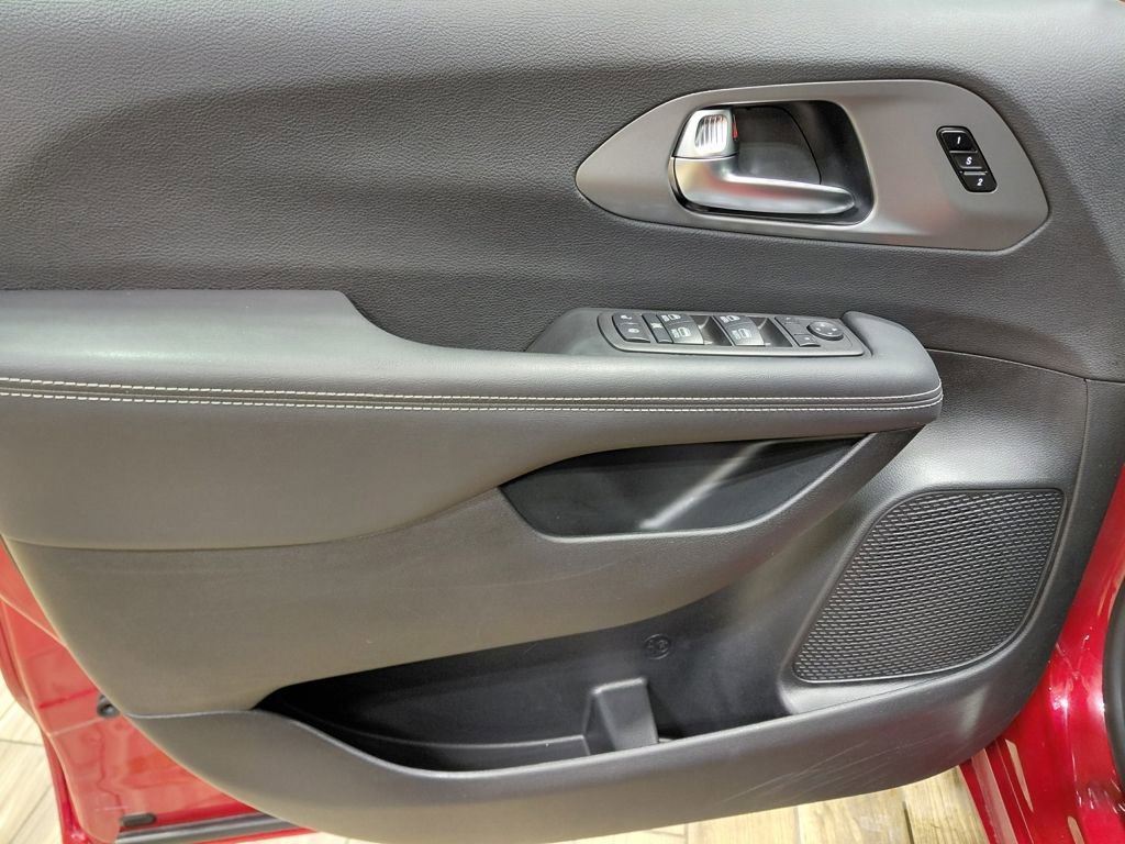 Used 2025 Chrysler Pacifica Select image 42