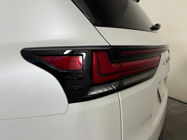 Used 2022 Lexus LX 600 4WD w/ Luxury Package image 11