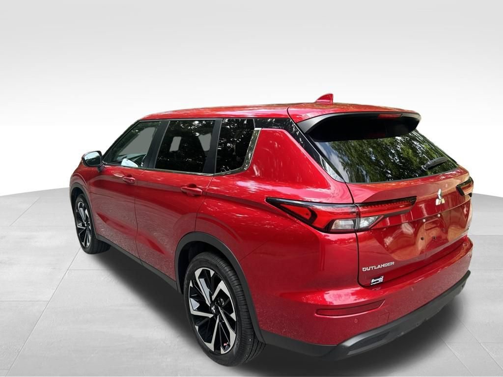 Used 2024 Mitsubishi Outlander AWD image 3