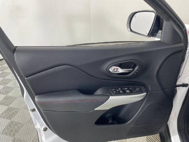 Used 2017 Jeep Cherokee Trailhawk AWD/4WD image 10
